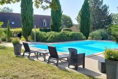 Image de Famille gîte convivial près de Saint-Cirq Lapopie avec grand jardin et piscine commune.