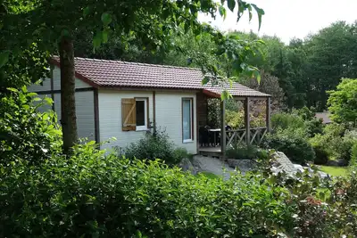 Image de Le Fay : Chalet (Courlis) en bord d'étang en pleine nature.