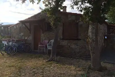 Image de Maison rurale avec grande ferme fermée et grill extérieur