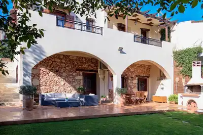 Image de Alia Stone Villa - Piscine privée chauffée et grand jardin. Idéal pour les familles.