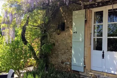 Image de Un beau gîte d'époque pouvant accueillir 6 personnes dans un hameau calme à côté de la rivière Dordogne.