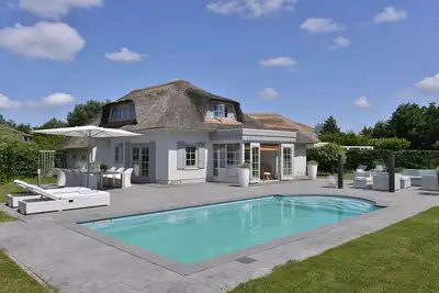 Maison de vacances de luxe avec piscine et un grand jardin privé près de la plage de Banjaard