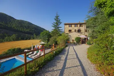 Image de Rancale-Belle et imposante ferme en pierre avec piscine dans un cadre de vallée calme