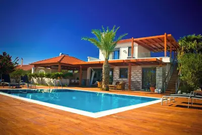 Image de Villa Fenia – spacieuse villa privée en front de mer, 5 étoiles, piscine privée