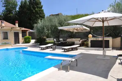 Image de Villa Ă flanc de colline avec piscine