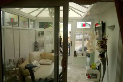 Image de Chambre Double de Qualité avec Salle de Bains dans une Maison Bien Présentée