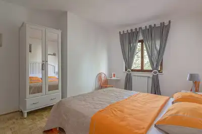 Chambre double avec salle de bains privative et une cuisine commune