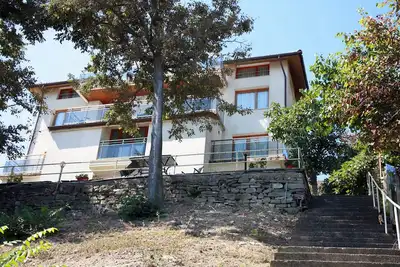Image de villa privée unique avec trois appartements à droite sur la plus grande plage de sable