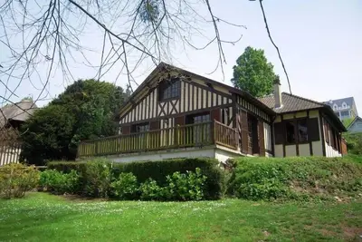 Image de Belle maison normande avec grand jardin.
