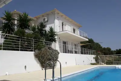 Villa de vacances de 3 chambres et piscine sur un terrain privé, au sud-ouest de Céphalonie.
