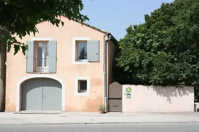 Image de Entre Avignon et Nîmes, dans un village sur les bords du Rhône. . .