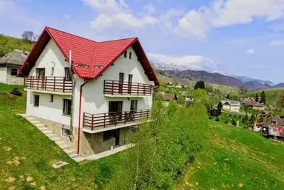 Monte Crai, votre nid douillet en Transylvanie, entouré de montagnes
