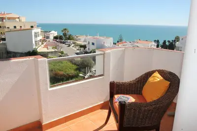 Image de Appartement spacieux de 2 chambres avec vue sur la mer et connexion Wi-Fi gratuite