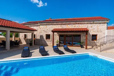 Image de Villa en pierre luxueuse Miandri avec piscine chauffée, comté de Zadar
