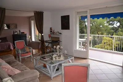 Image de Grand T3 avec piscine dans un parc arboré