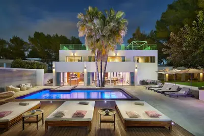 Image de Namaste et bienvenue à Casa India Ibiza. La villa de luxe ultime à Ibiza.