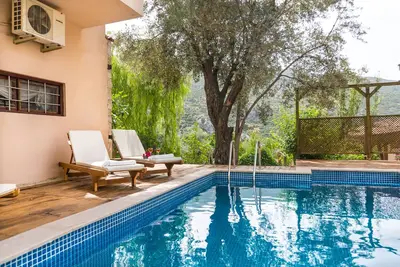 Image de Paisible chalet de campagne avec piscine privée