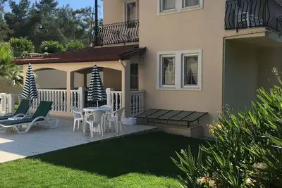 Image de Villa avec piscine privée, terrasse, jardin et aire de jeux couverte.