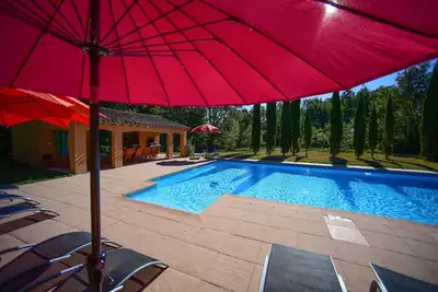 Image de Château de luxe avec piscine dans un endroit fantastique