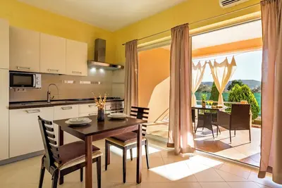 Image de 1bd moderne, lumineux et confortable avec terrasse privée