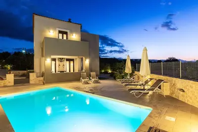 Villa moderne spacieuse avec piscine et vue imprenable!