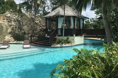 Image de Une belle villa de 3 chambres avec superbe piscine communale et Ă quelques pas de la plage de Gibbs.