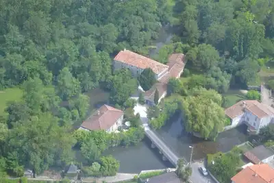 Image de Cottages en bord de rivière et moulin à eau à Pons avec piscine / spa chauffé.