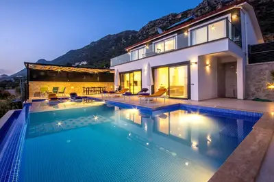 Image de Nouvelle villa de luxe 3 chambres avec piscine à débordement isolée et piscine intérieure