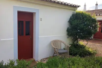 Chambre simple confortable dans la campagne intacte