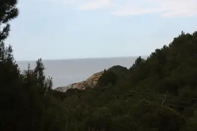 Appartement confortable avec vue sur la forêt et la mer à seulement 200 mètres de la plage de Sa Tuna.