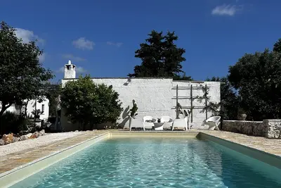 Image de Trullo maison de vacances Pouilles avec piscine au milieu des oliviers