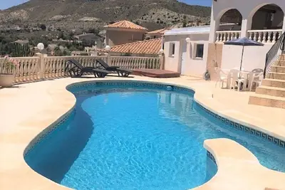 Image de Superbe villa avec vue fantastique sur la mer et la piscine, idéale pour la vie en plein air.