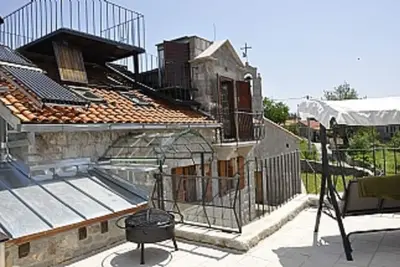 Image de Altes Steinhaus auf Lusticas offener See mit Pool und Garten, ruhige Lage