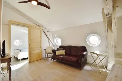 Image de Appartement mansardé dans une maison de ville de style parisien, en face du palais ducal