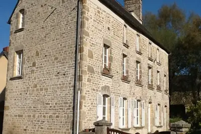 Image de Belle vieille grande maison dans un village rural avec jardin clos et isolé