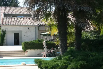 Image de Gite avec piscine commune sur terrain paysager d'un manoir français du 13e siècle