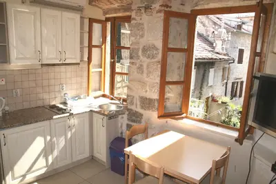 Image de Caractère bien équipé (à droite) studio dans le centre historique de Kotor