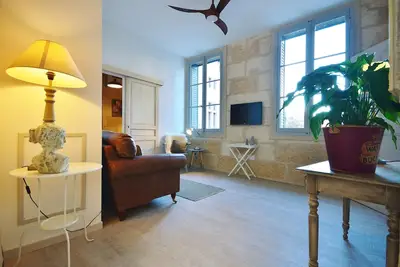 Image de Appartement au premier étage dans maison de ville de style parisien, face au Palais Ducal