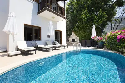 Image de Villa de 4 chambres avec vue imprenable sur la mer à seulement 300 mt. au coeur de Kalkan