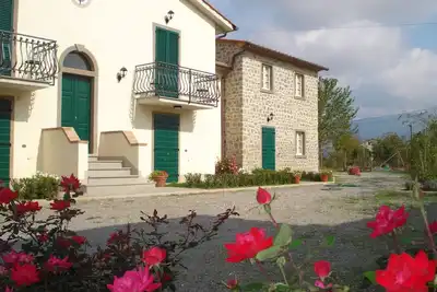 Image de Limone est un appartement indépendant avec une grande piscine, une connexion Wi-Fi gratuite et un parking gratuit