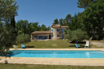 Image de Maison avec grande piscine. Calme et tranquillité au milieu de 2 hectares