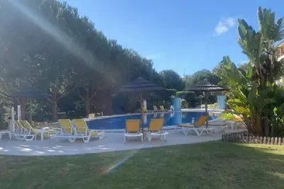 Image de 5 étoiles 2 chambres rez de chaussée Apt, bloc 38 entourant la piscine principale