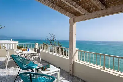 Image de Spectaculaire Beach House Bungalow donnant sur la plage et la baie de Malaga.