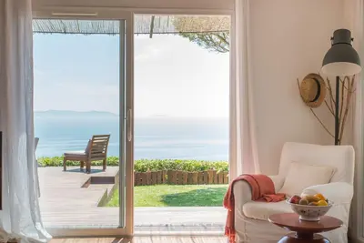 Image de Belle villa avec piscine privée surplombant la mer Méditerranée