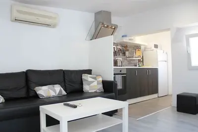 Image de Appartement avec terrasse, barbecue et une belle vue sur la ville et la mer.