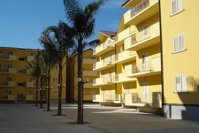 Piscine climatisée, moderne, partagée, proche plage et commodités.