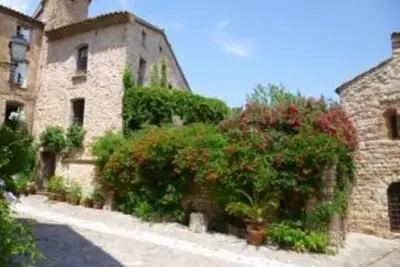 Image de grande maison familiale  de caractère dans village médiéval classé
