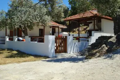Image de Pan Flute Cottage - une maison de campagne entourée par la nature et le mythe.