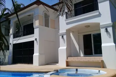 Image de ** 6 chambres + 6 salles de bains * grande piscine privée * récemment rénové *
