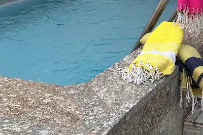 Image de petite maison avec piscine n°6 cœur de la ville avec sa cour quartier calme